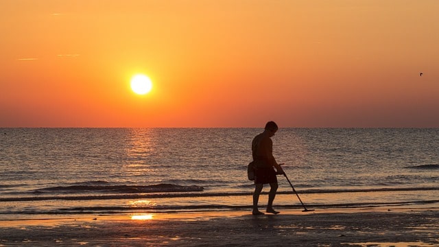 Can I use metal detector in the beaches in Poland?